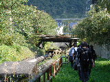 鉄管横を歩く